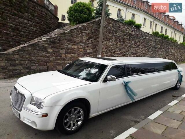 Белый Крайслер 300C, объемом двигателя 5.7 л и пробегом 175 тыс. км за 11900 $, фото 6 на Automoto.ua
