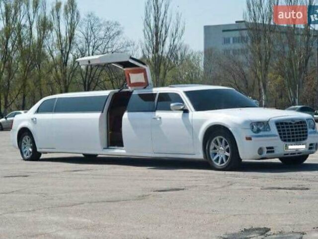 Белый Крайслер 300C, объемом двигателя 5.7 л и пробегом 175 тыс. км за 11900 $, фото 3 на Automoto.ua