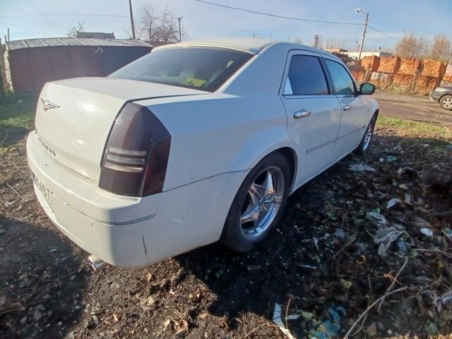 Белый Крайслер 300C, объемом двигателя 2.7 л и пробегом 198 тыс. км за 3567 $, фото 5 на Automoto.ua