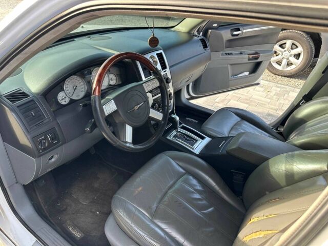 Белый Крайслер 300C, объемом двигателя 2.7 л и пробегом 120 тыс. км за 4999 $, фото 12 на Automoto.ua