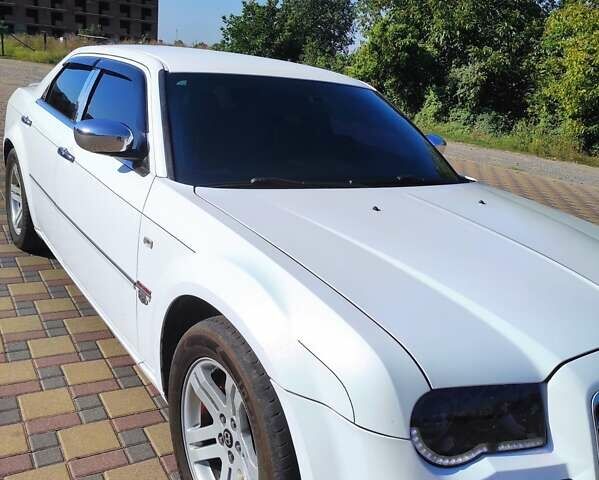 Белый Крайслер 300C, объемом двигателя 2.74 л и пробегом 200 тыс. км за 7999 $, фото 44 на Automoto.ua
