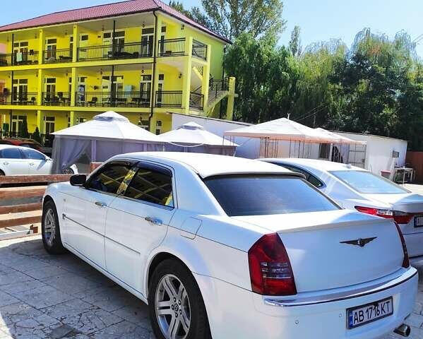 Белый Крайслер 300C, объемом двигателя 2.74 л и пробегом 200 тыс. км за 7999 $, фото 13 на Automoto.ua