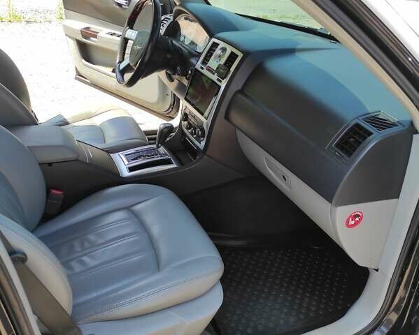 Белый Крайслер 300C, объемом двигателя 2.74 л и пробегом 200 тыс. км за 7999 $, фото 24 на Automoto.ua