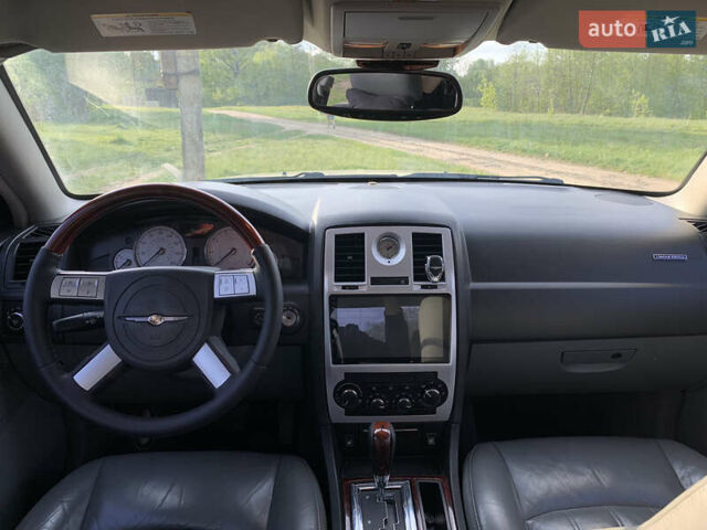 Білий Крайслер 300C, об'ємом двигуна 5.7 л та пробігом 256 тис. км за 10000 $, фото 20 на Automoto.ua