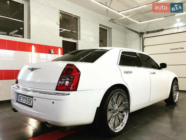 Белый Крайслер 300C, объемом двигателя 3.52 л и пробегом 245 тыс. км за 8500 $, фото 2 на Automoto.ua