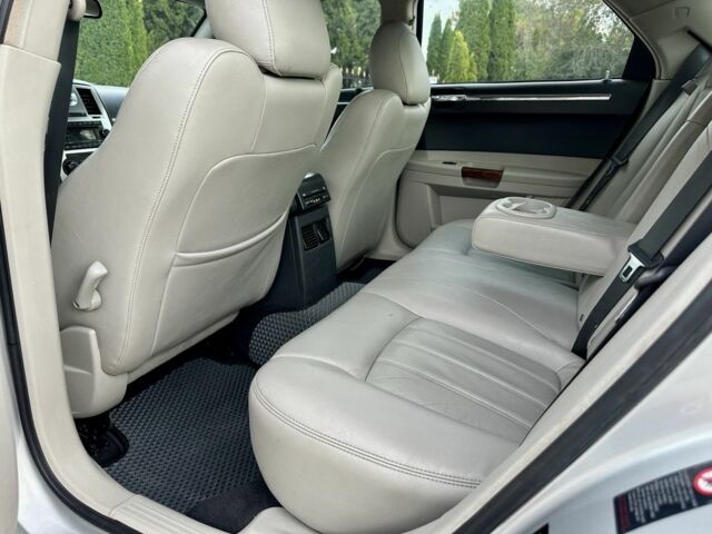 Білий Крайслер 300C, об'ємом двигуна 2.7 л та пробігом 224 тис. км за 6000 $, фото 22 на Automoto.ua
