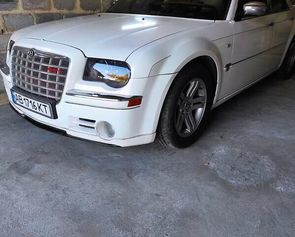 Белый Крайслер 300C, объемом двигателя 2.74 л и пробегом 200 тыс. км за 7999 $, фото 5 на Automoto.ua