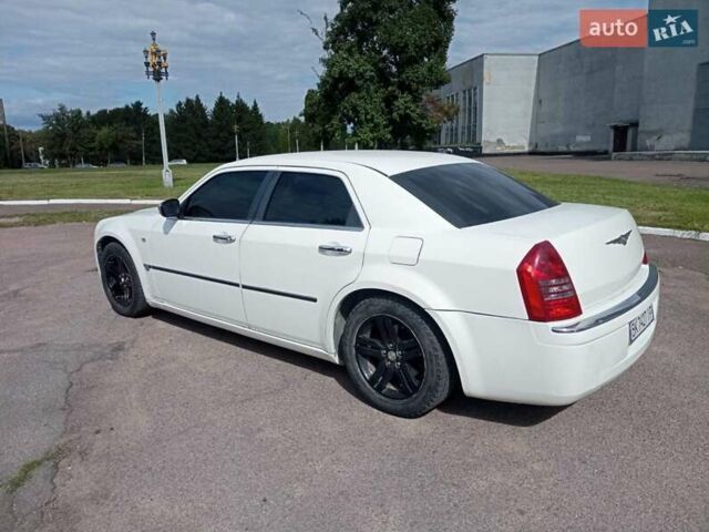 Білий Крайслер 300C, об'ємом двигуна 2.7 л та пробігом 266 тис. км за 5499 $, фото 6 на Automoto.ua