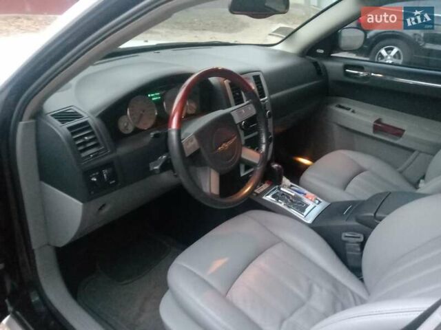 Крайслер 300C 2005 в Николаеве на Automoto.ua Белый Крайслер 300C, объемом двигателя 2.7 л и пробегом 158 тыс. км за 11000 $, фото 4 на Automoto.ua
