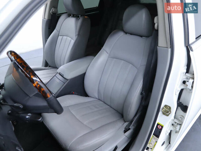 Белый Крайслер 300C, объемом двигателя 5.7 л и пробегом 250 тыс. км за 10900 $, фото 4 на Automoto.ua