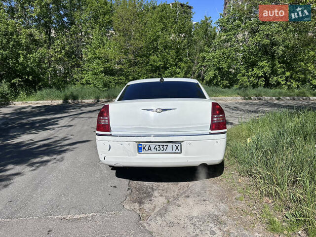 Білий Крайслер 300C, об'ємом двигуна 2.74 л та пробігом 230 тис. км за 7973 $, фото 6 на Automoto.ua