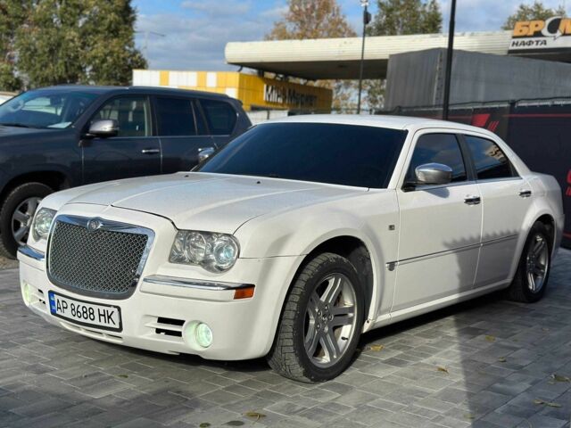 Белый Крайслер 300C, объемом двигателя 2.7 л и пробегом 120 тыс. км за 4999 $, фото 2 на Automoto.ua