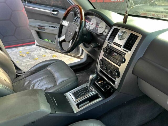 Белый Крайслер 300C, объемом двигателя 2.7 л и пробегом 120 тыс. км за 4999 $, фото 14 на Automoto.ua
