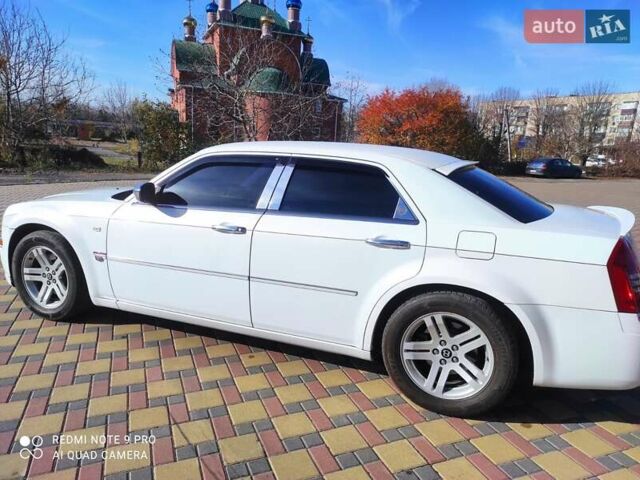 Белый Крайслер 300C, объемом двигателя 2.74 л и пробегом 200 тыс. км за 7999 $, фото 2 на Automoto.ua