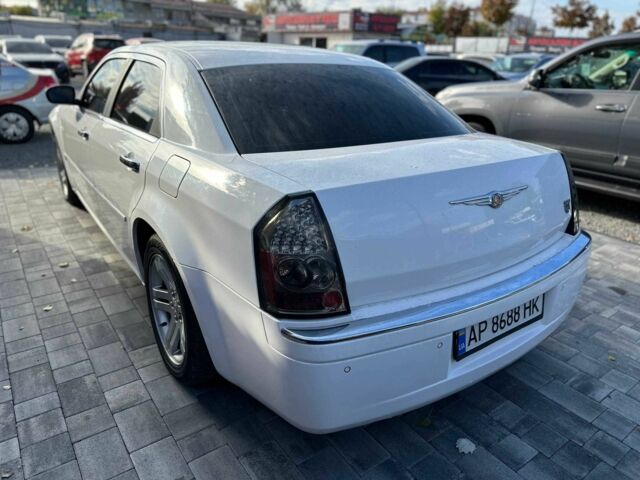 Белый Крайслер 300C, объемом двигателя 2.7 л и пробегом 120 тыс. км за 4999 $, фото 9 на Automoto.ua
