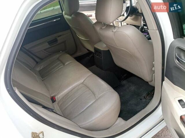 Білий Крайслер 300C, об'ємом двигуна 2.7 л та пробігом 266 тис. км за 5499 $, фото 10 на Automoto.ua