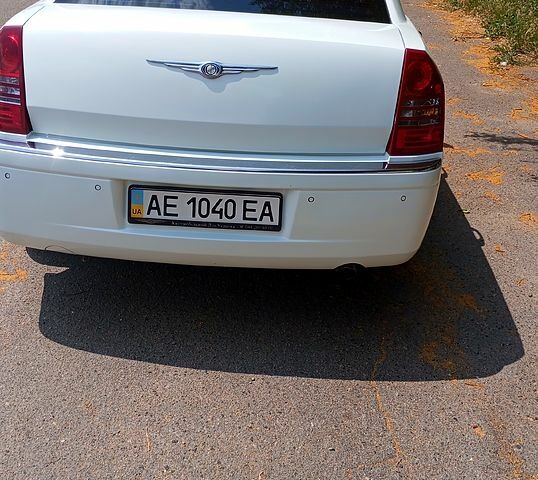 Белый Крайслер 300C, объемом двигателя 2.7 л и пробегом 120 тыс. км за 7500 $, фото 2 на Automoto.ua