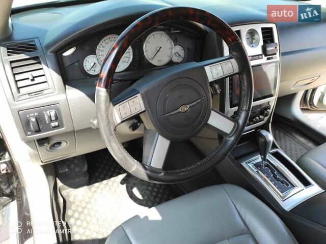 Белый Крайслер 300C, объемом двигателя 2.74 л и пробегом 200 тыс. км за 7999 $, фото 19 на Automoto.ua