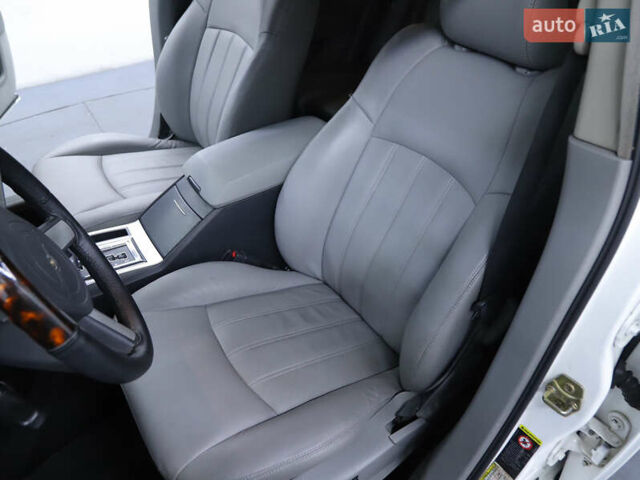 Белый Крайслер 300C, объемом двигателя 5.7 л и пробегом 250 тыс. км за 10900 $, фото 5 на Automoto.ua