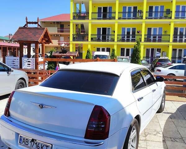 Белый Крайслер 300C, объемом двигателя 2.74 л и пробегом 200 тыс. км за 7999 $, фото 12 на Automoto.ua