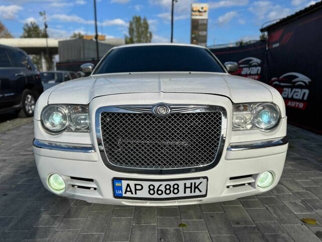 Белый Крайслер 300C, объемом двигателя 2.7 л и пробегом 120 тыс. км за 4999 $, фото 4 на Automoto.ua