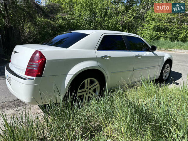 Білий Крайслер 300C, об'ємом двигуна 2.74 л та пробігом 230 тис. км за 7973 $, фото 7 на Automoto.ua