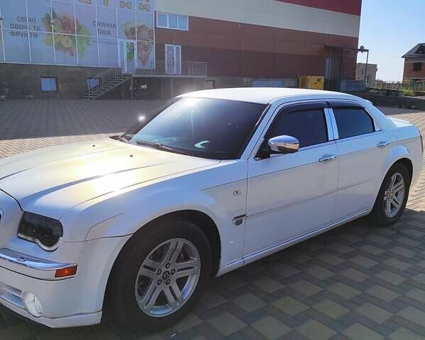 Белый Крайслер 300C, объемом двигателя 2.74 л и пробегом 200 тыс. км за 7999 $, фото 38 на Automoto.ua