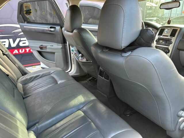 Белый Крайслер 300C, объемом двигателя 2.7 л и пробегом 120 тыс. км за 4999 $, фото 15 на Automoto.ua