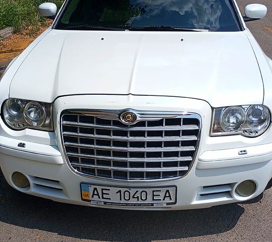 Белый Крайслер 300C, объемом двигателя 2.7 л и пробегом 120 тыс. км за 7500 $, фото 4 на Automoto.ua