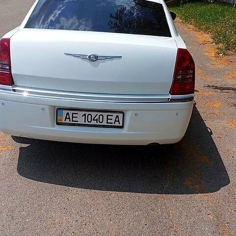 Белый Крайслер 300C, объемом двигателя 2.7 л и пробегом 120 тыс. км за 7500 $, фото 1 на Automoto.ua