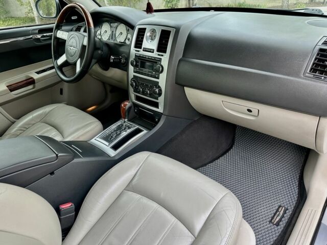 Білий Крайслер 300C, об'ємом двигуна 2.7 л та пробігом 224 тис. км за 6000 $, фото 15 на Automoto.ua