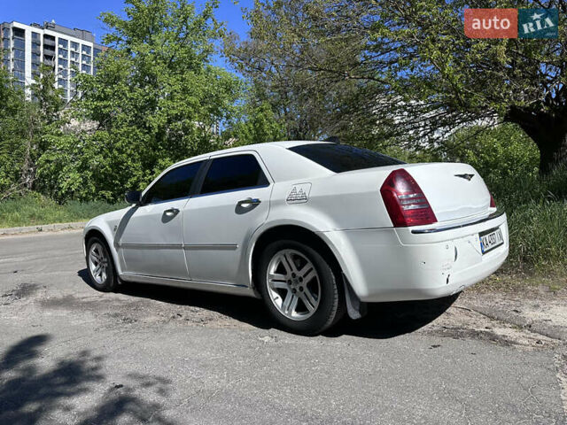 Білий Крайслер 300C, об'ємом двигуна 2.74 л та пробігом 230 тис. км за 7973 $, фото 5 на Automoto.ua