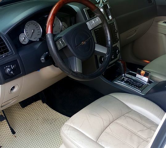 Белый Крайслер 300C, объемом двигателя 2.7 л и пробегом 120 тыс. км за 7500 $, фото 3 на Automoto.ua