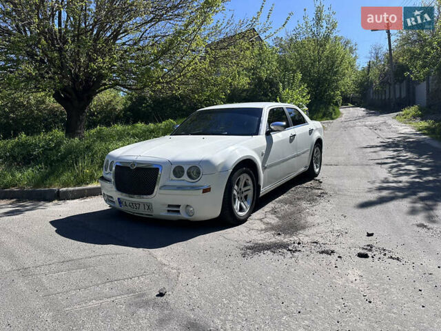 Білий Крайслер 300C, об'ємом двигуна 2.74 л та пробігом 230 тис. км за 7973 $, фото 1 на Automoto.ua