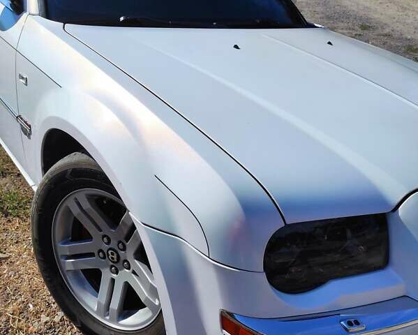 Белый Крайслер 300C, объемом двигателя 2.74 л и пробегом 200 тыс. км за 7999 $, фото 35 на Automoto.ua