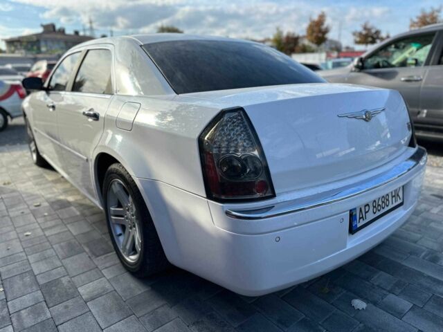 Белый Крайслер 300C, объемом двигателя 2.7 л и пробегом 120 тыс. км за 4999 $, фото 5 на Automoto.ua
