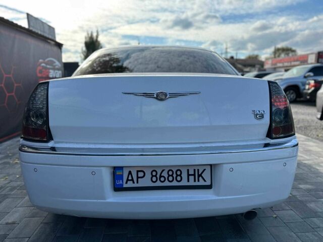 Белый Крайслер 300C, объемом двигателя 2.7 л и пробегом 120 тыс. км за 4999 $, фото 6 на Automoto.ua