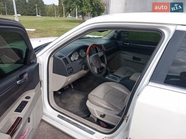 Білий Крайслер 300C, об'ємом двигуна 2.7 л та пробігом 266 тис. км за 5499 $, фото 2 на Automoto.ua