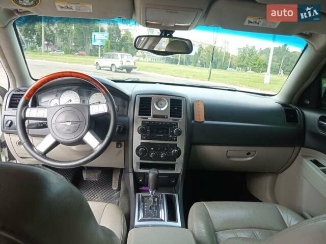 Білий Крайслер 300C, об'ємом двигуна 2.7 л та пробігом 266 тис. км за 5499 $, фото 11 на Automoto.ua