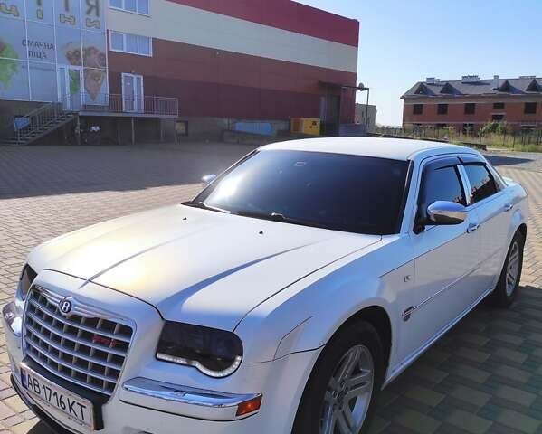 Белый Крайслер 300C, объемом двигателя 2.74 л и пробегом 200 тыс. км за 7999 $, фото 45 на Automoto.ua