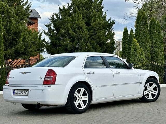 Білий Крайслер 300C, об'ємом двигуна 2.7 л та пробігом 224 тис. км за 6000 $, фото 7 на Automoto.ua