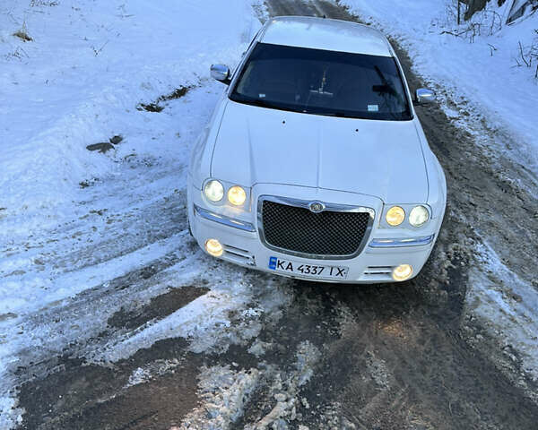 Белый Крайслер 300C, объемом двигателя 2.74 л и пробегом 228 тыс. км за 8100 $, фото 8 на Automoto.ua