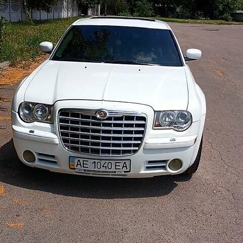 Белый Крайслер 300C, объемом двигателя 2.7 л и пробегом 120 тыс. км за 7500 $, фото 5 на Automoto.ua
