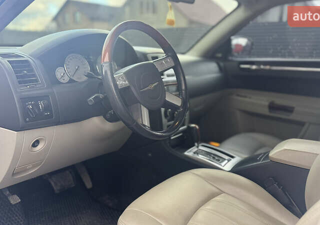 Белый Крайслер 300C, объемом двигателя 3.5 л и пробегом 197 тыс. км за 8300 $, фото 11 на Automoto.ua