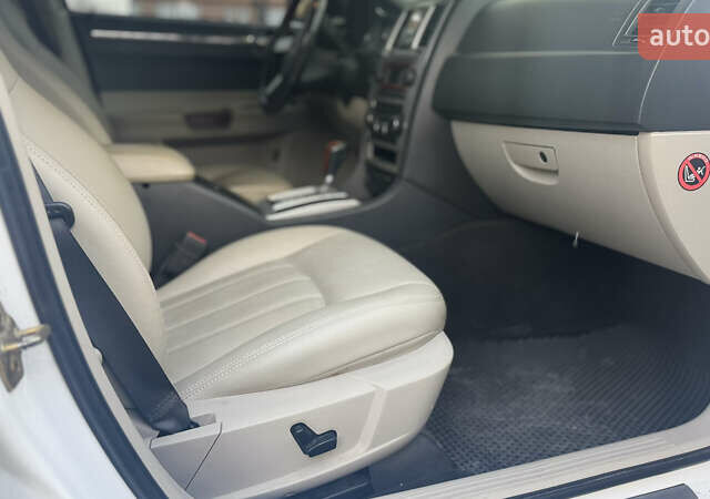 Белый Крайслер 300C, объемом двигателя 3.5 л и пробегом 197 тыс. км за 8300 $, фото 13 на Automoto.ua