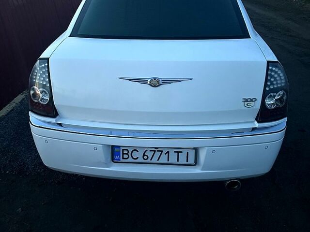 Белый Крайслер 300C, объемом двигателя 2.7 л и пробегом 255 тыс. км за 9000 $, фото 2 на Automoto.ua