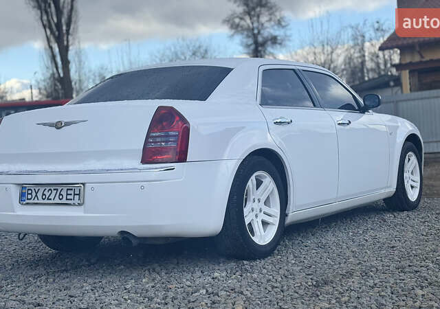 Белый Крайслер 300C, объемом двигателя 3.5 л и пробегом 197 тыс. км за 8300 $, фото 6 на Automoto.ua