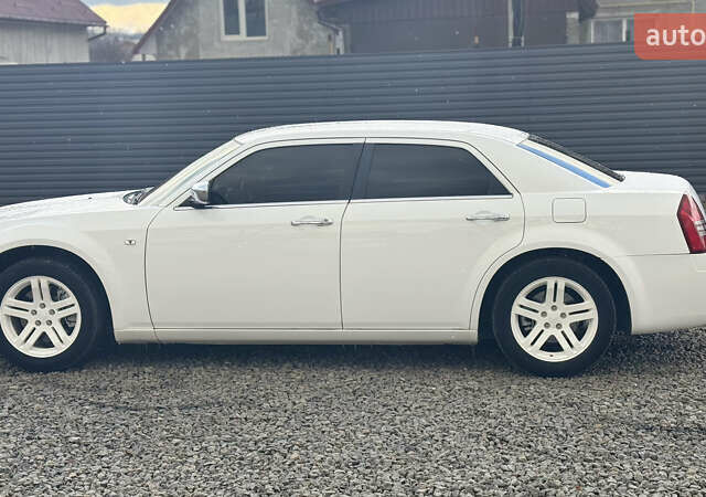 Белый Крайслер 300C, объемом двигателя 3.5 л и пробегом 197 тыс. км за 8300 $, фото 8 на Automoto.ua