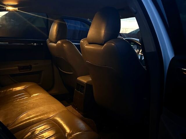 Белый Крайслер 300C, объемом двигателя 2.7 л и пробегом 255 тыс. км за 9000 $, фото 7 на Automoto.ua