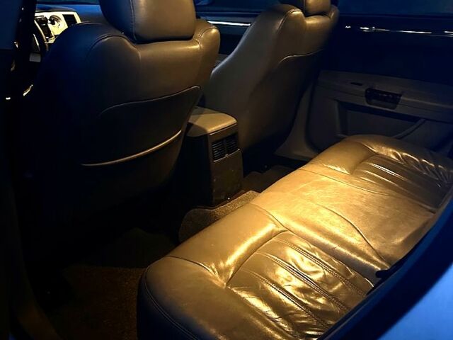 Белый Крайслер 300C, объемом двигателя 2.7 л и пробегом 255 тыс. км за 9000 $, фото 6 на Automoto.ua